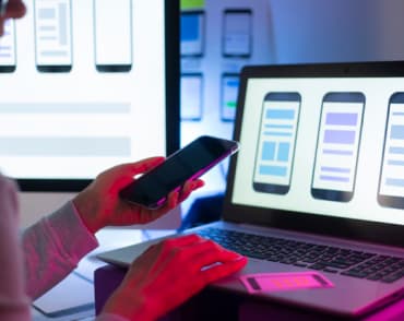Вебдизайнер розробляє інтерфейс телефону